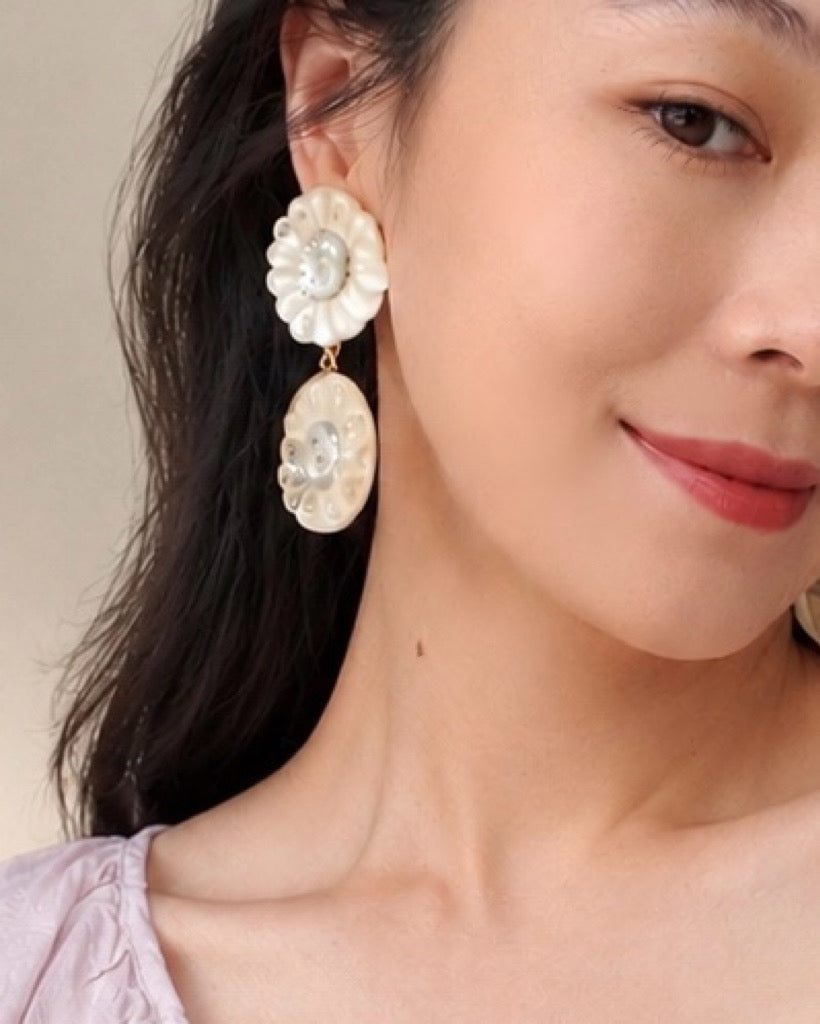 Dominique Denaive Daisy Resin Clip-On Earrings – Vintage French Designer Jewelry